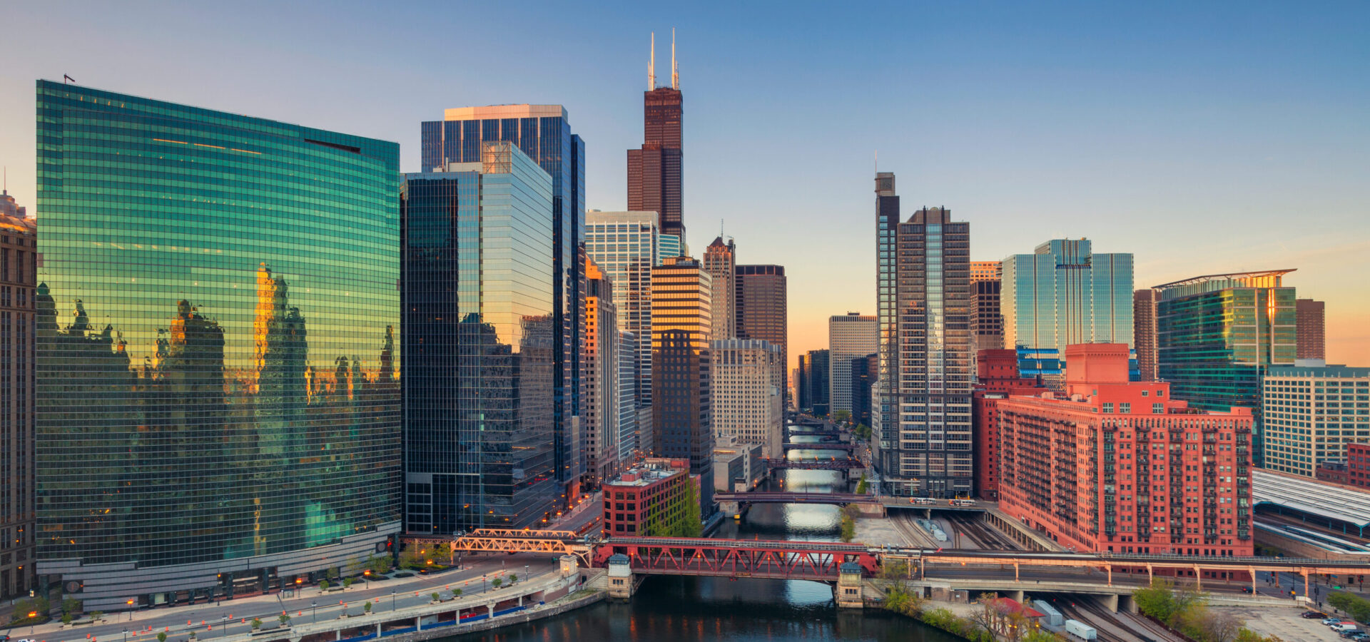 Cityscape image of Chicago downtown at sunrise.